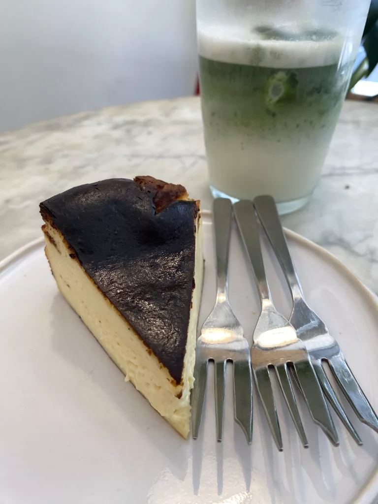 Matcha latte y Cheese cake AO Badalona